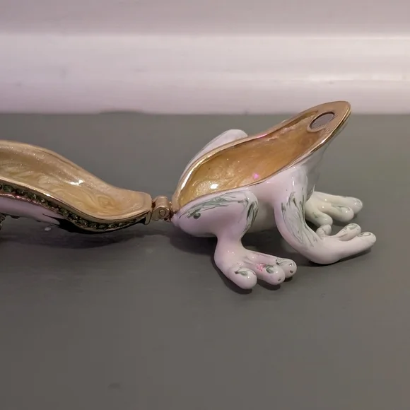 Decorative Frog Figurine with Crown - Picture 3 of 3